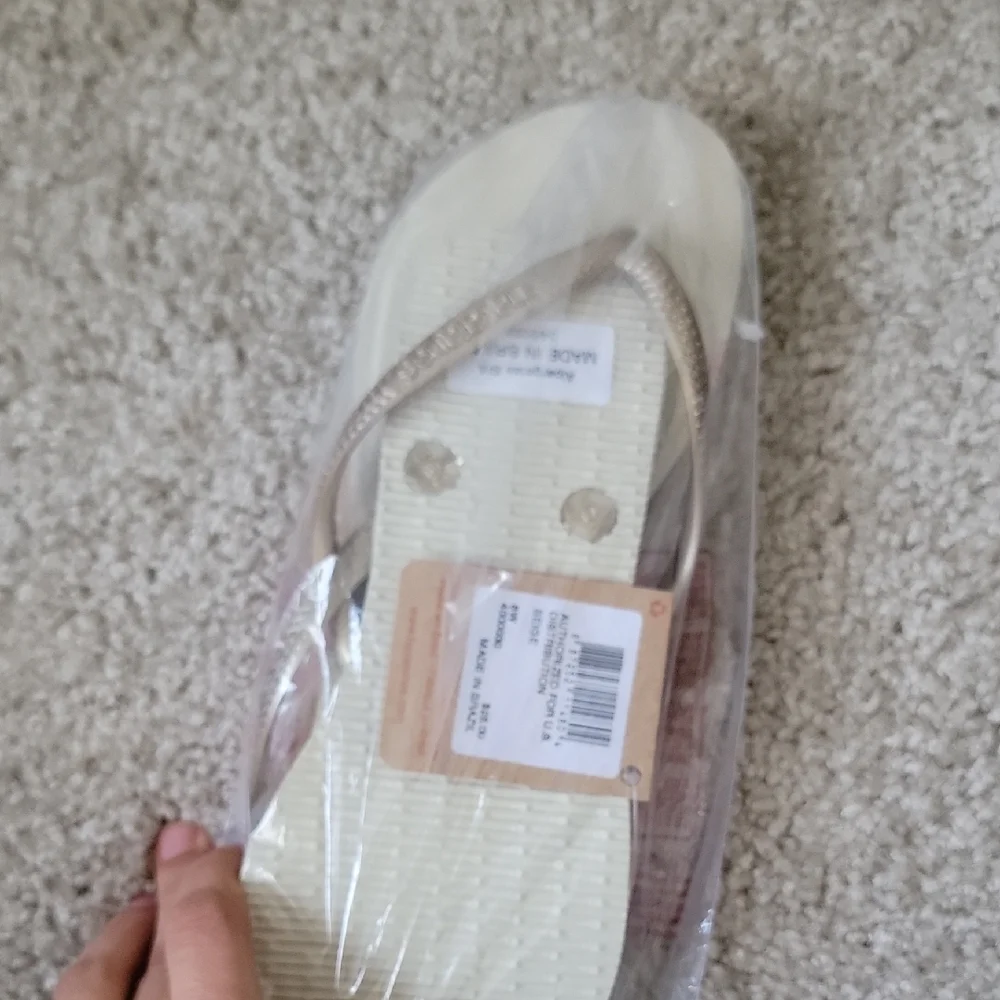 Havaianas Beige Flip Flops with Gold Accents Womens 6 - Picture 1 of 2